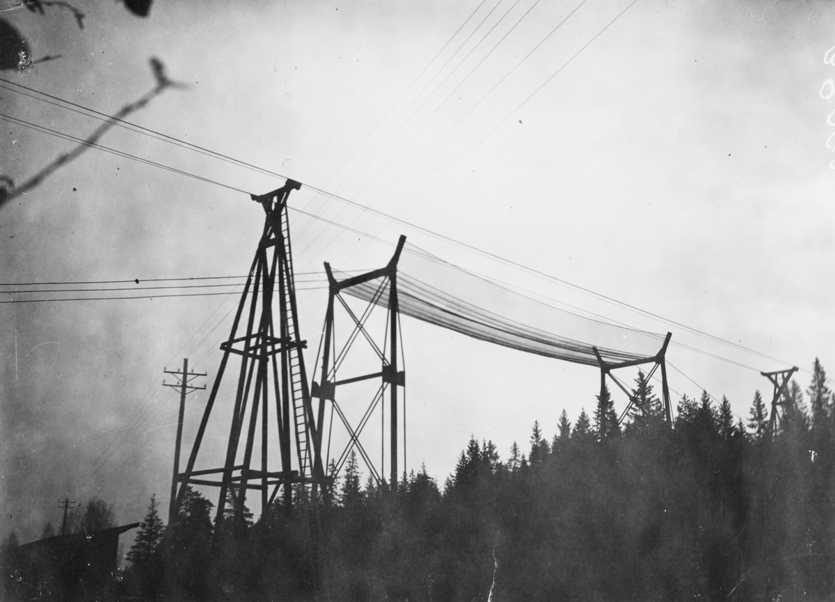 Sikfors Bruk. Järnbruk.
Linbanan korsar järnvägen, 1908.