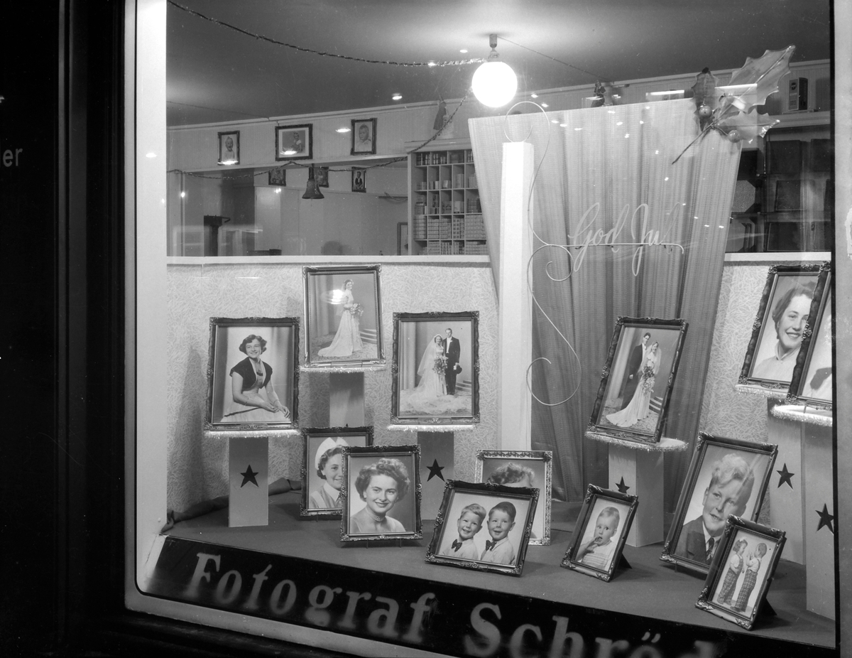 Fotograf Schrøder, utstillingsvindu