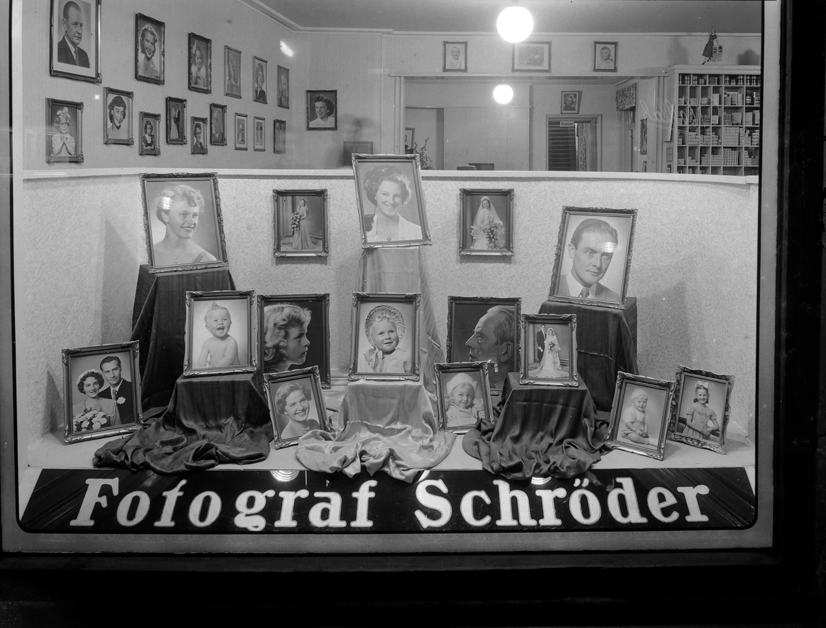 Fotograf Schrøder, utstillingsvindu
