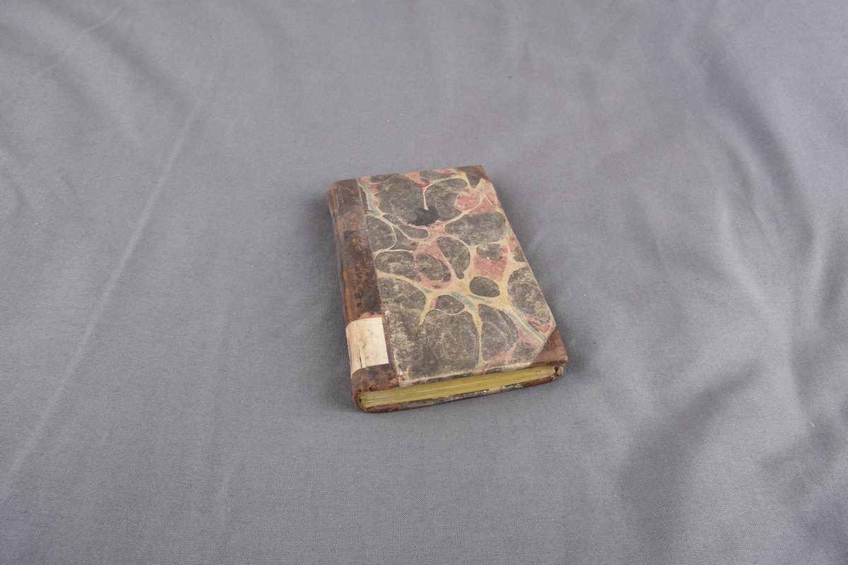 Tittelbladet er håndskrevet og det er veldig vanskelig å tyde den nederste teksten:

Forlagt af "Lrammar"? Trykt for "Lramm"?