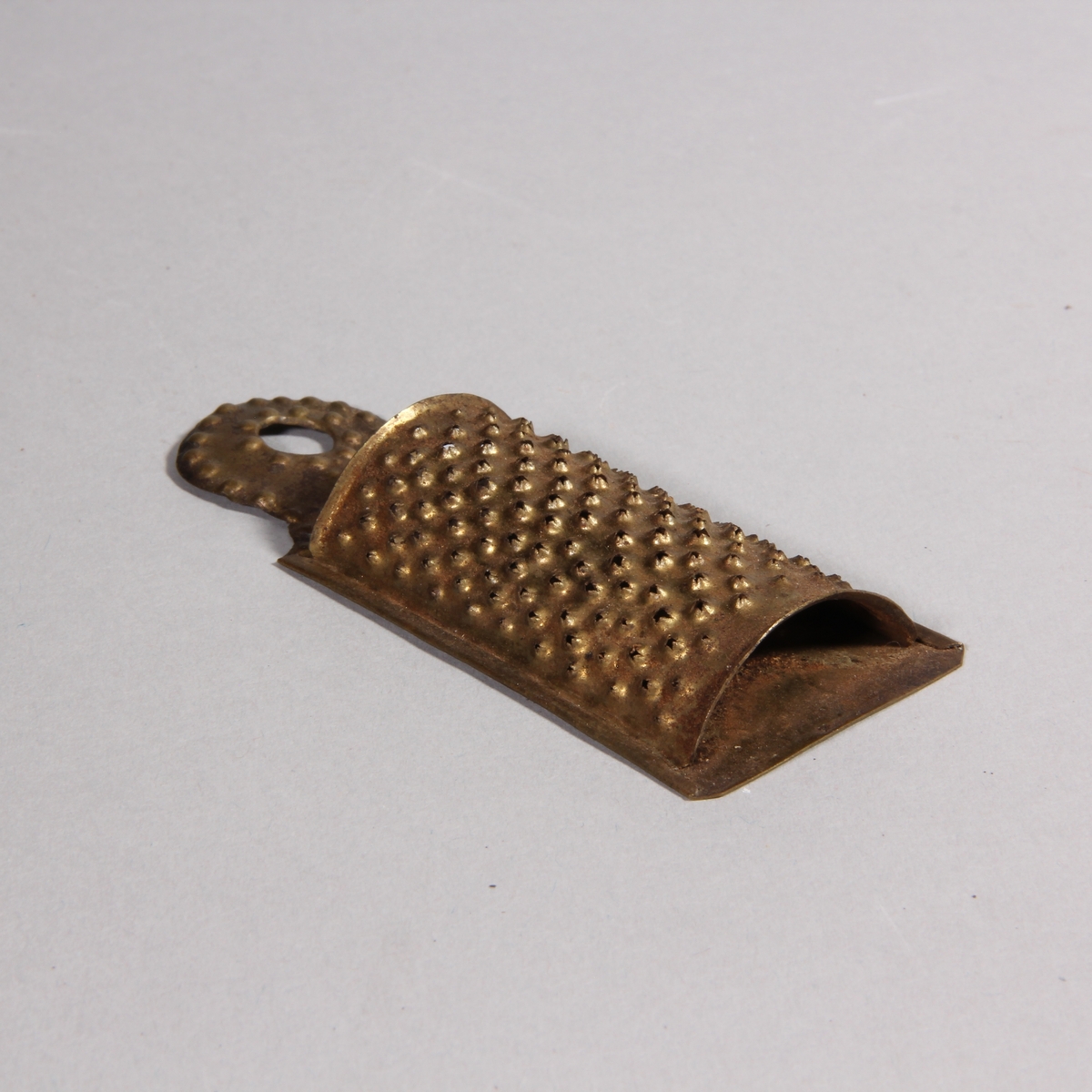 Husapotek bestående av låda med fällock och invändig fackinredning. Handtag av mässing på locket. Omålad. I lockets insida utfällbar skiva. På skivan klistad pappersetikett med förklaring till viktsatserna. På framsidan två mindre lådor bakom fällbar front. Lådan innehåller 7 fyrkantiga större gultonade glasflaskor med skinnförslutning, 6 kvadratiska mindre gultonade glasflakor och burkar, varav 4 st med skinnförslutning, 4 smala fyrkantiga flaskor av gultonat glas. Översta lådan innehåller 3 rivjärn av metall, 1 spatel med sked av metall. Nedersta lådan innehåller balansvåg av mässing med vikter. Nyckel.