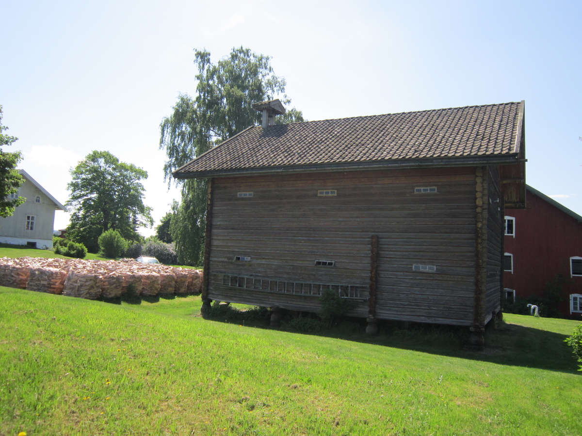 Klokketårnet på Løken vestre har kryssformet saltak. Tårnet står på stabburet, og er i god stand. Det er ingen værhane.