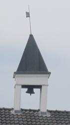 Klokketårnet på Sørbryhn har telttak og er utført i en enkel