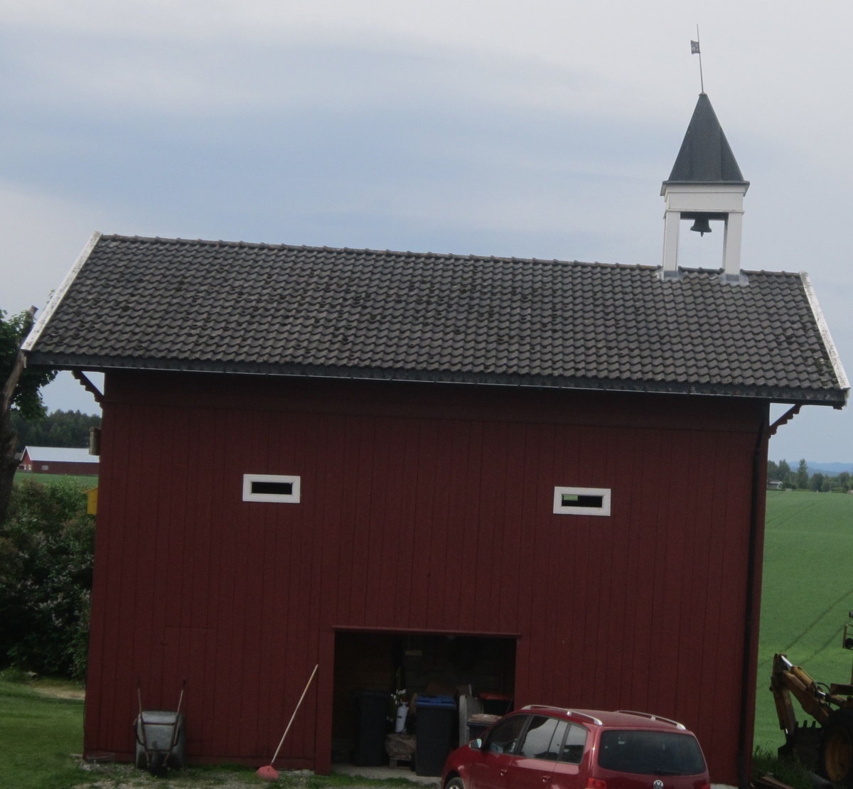 Klokketårnet på Sørbryhn har telttak og er utført i en enkel stil. Tårnet står på stabburet, og er i middels til god stand. Taket på klokketårnet ble beslått med blikk i 1986. Årstallet 1848 står på værhanen.