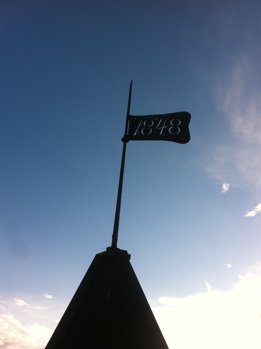 Klokketårnet på Sørbryhn har telttak og er utført i en enkel stil. Tårnet står på stabburet, og er i middels til god stand. Taket på klokketårnet ble beslått med blikk i 1986. Årstallet 1848 står på værhanen.