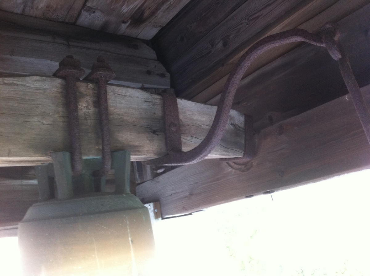 Klokketårnet på Sørbryhn har telttak og er utført i en enkel stil. Tårnet står på stabburet, og er i middels til god stand. Taket på klokketårnet ble beslått med blikk i 1986. Årstallet 1848 står på værhanen.