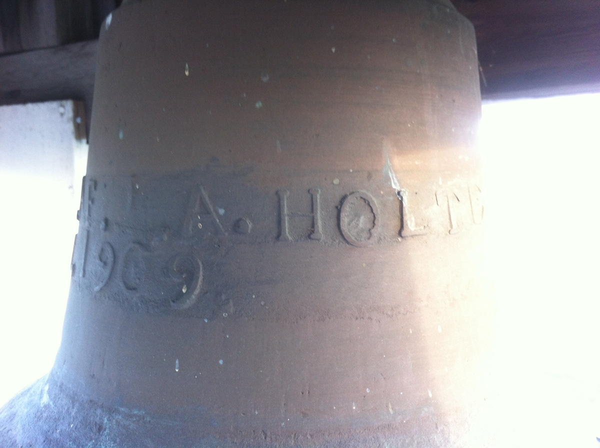 Klokketårnet på Sørbryhn har telttak og er utført i en enkel stil. Tårnet står på stabburet, og er i middels til god stand. Taket på klokketårnet ble beslått med blikk i 1986. Årstallet 1848 står på værhanen.