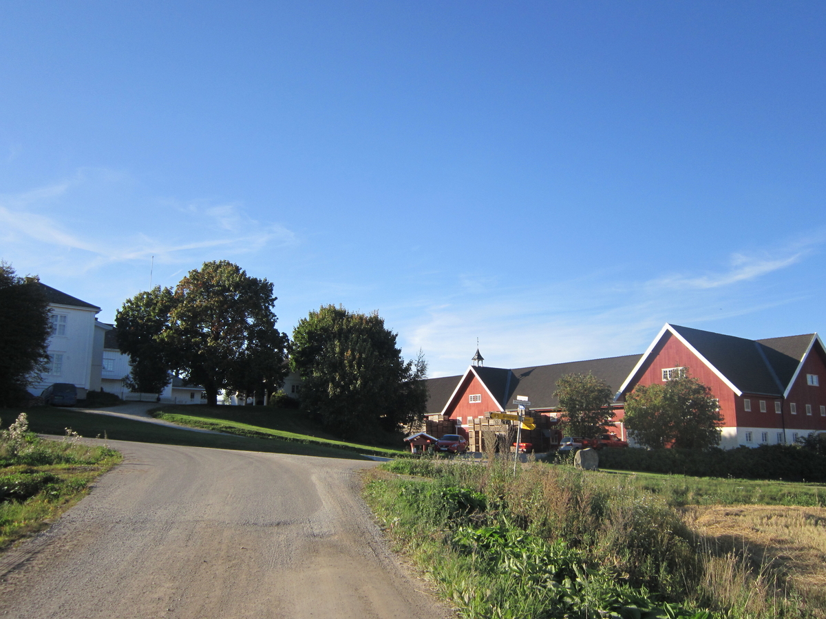 Klokketårnet på Østby har buet telttak og sveitserstildetaljer. Klokketårnet står på en låve, som er bygget i 1991. Tårnet er i god stand. Byggeåret står på værhanen.