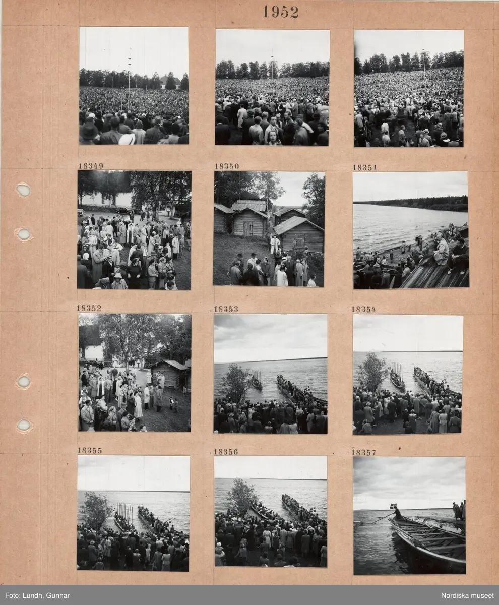 Motiv: (ingen anteckning) ;
En folksamling vid midsommarfirande, en folksamling står på stranden vid en sjö, kvinnor och män i folkdräkt ror en kyrkbåt.