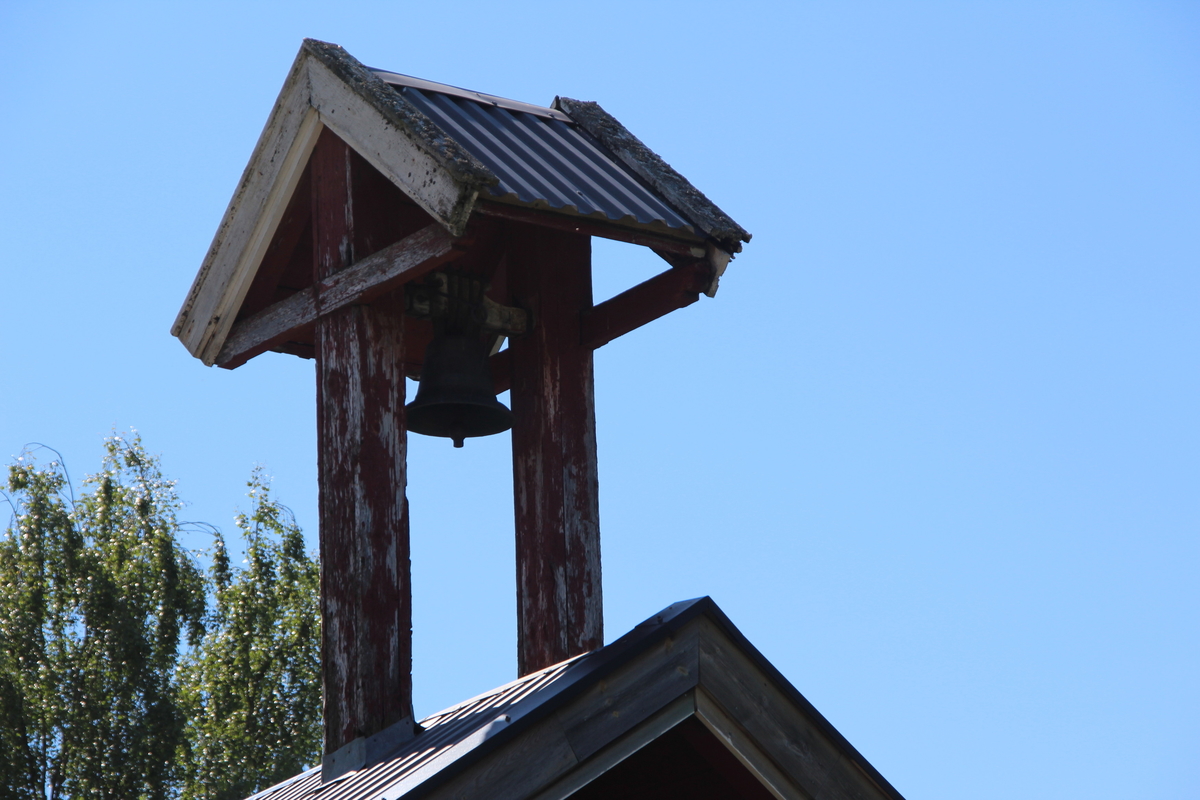 Klokketårnet på gården Bjørge søndre. Tårn med saltak på låven. Veldre, Ringsaker.