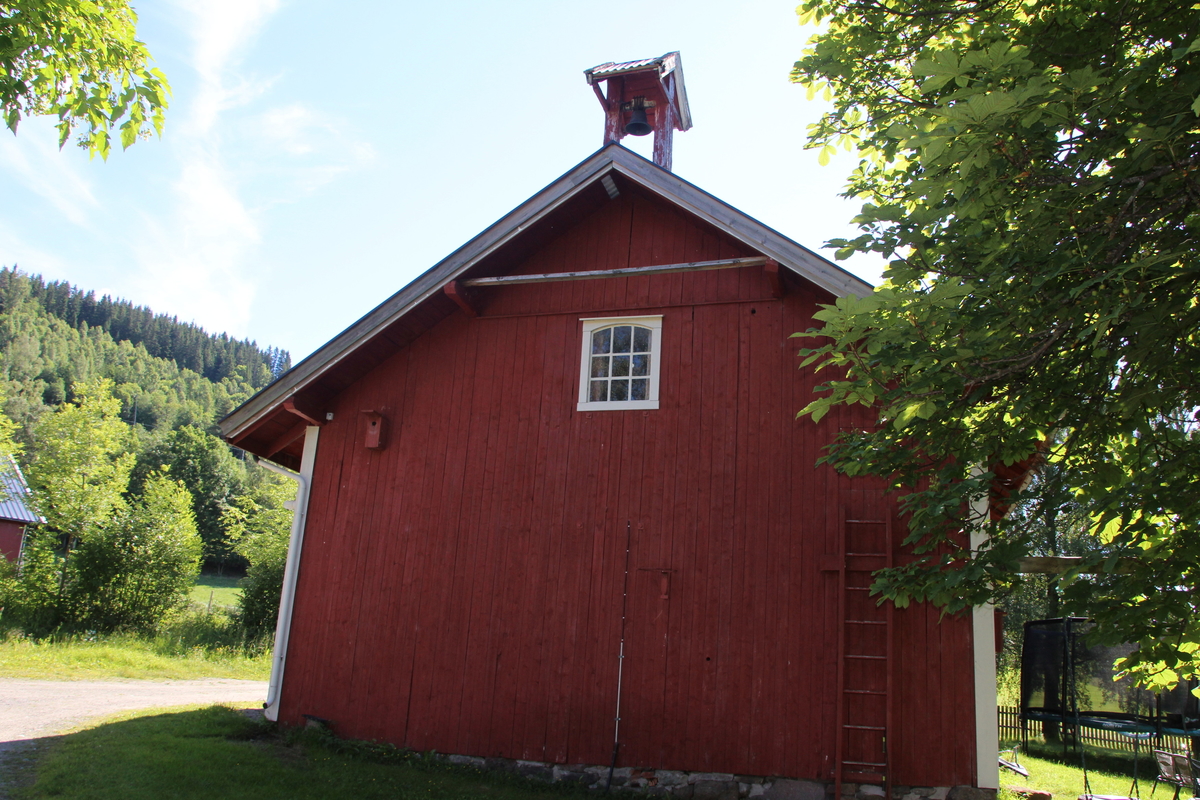 Klokketårnet på gården Bjørge søndre. Tårn med saltak på låven. Veldre, Ringsaker.