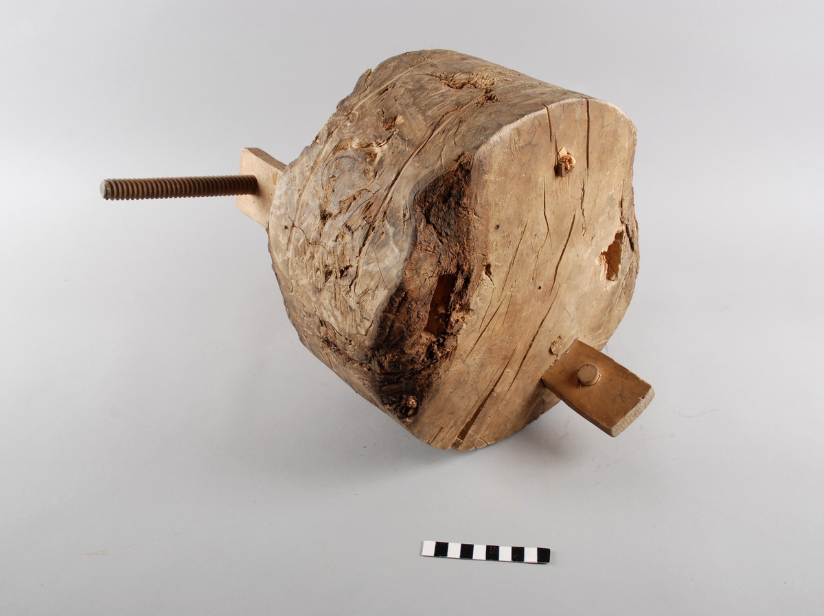 Sylindrisk sveipeform, med feste for tvinger på kvar side.