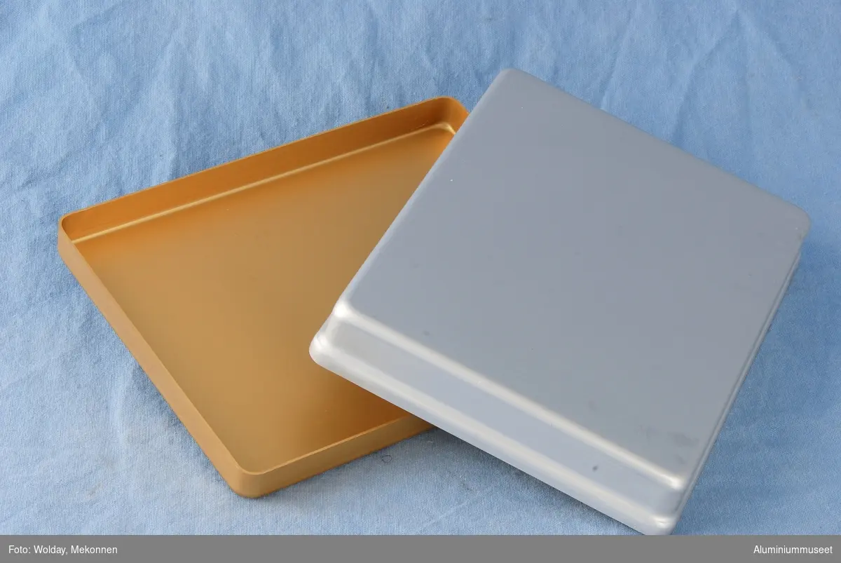 Teknikk: Brettet (farvet) er presset i ett trekk i mellomstore presser, se bilde nr.2 til venstre og nr. 19 til høyre. Brettet er renskåret, gradet, eloksert og farvet.
Lokket er presset i to trekk. Det er renskåret, gradet og natureloksert. 
Form: Lav, firkantet form
