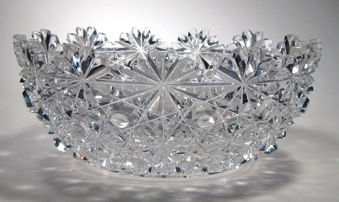 Skål.
Klassisk skålform, kraftigt slipad över hela ytan.
Ofärgat klarglas.
Blåst av mästaren Ernst Jonzon, slipad av Ivar Fröberg  (givarens morbror)

Inskrivet i huvudkatalogen tidigast 2010.