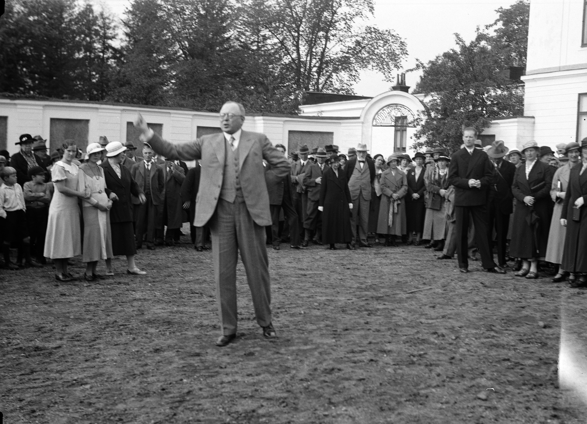 Upplands fornminnesförenings sekreterare Oskar Lundberg redogjorde "i korthet för herrgårdens förnäma arkitektur" under föreningens besök på Gimo herrgård