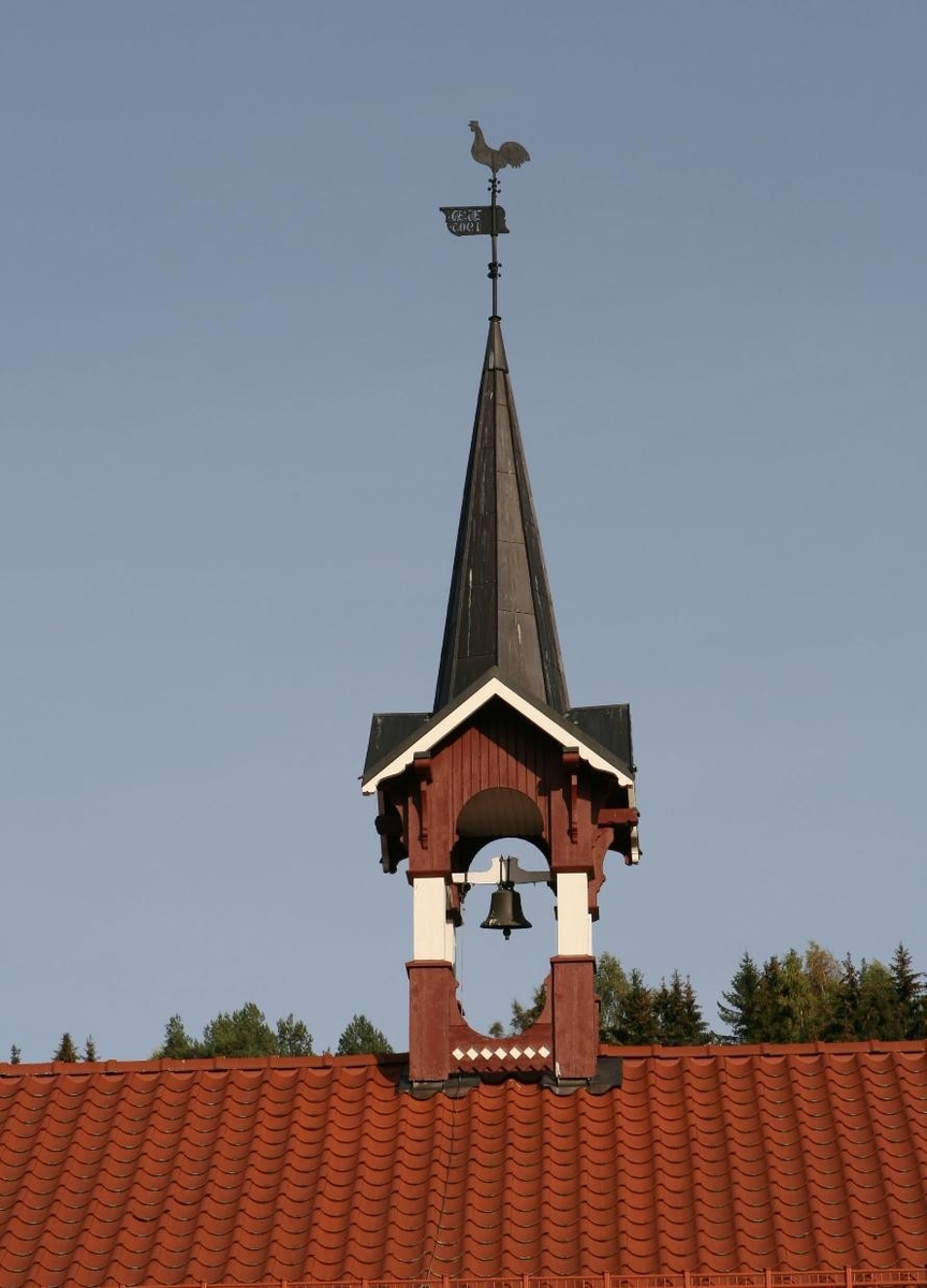 På Dehli er det et stort og høyt klokketårn i rik Sveitserstil plassert på kårboligens midtre del. Den har kryssformet saltak med et høyreist kjegleformet midtparti. Klokketårnets værhane har initialene HD 1908. Det er derfor grunn til å tro at klokketårnet ble satt opp dette året.
Tårnet er i god stand og blir i dag brukt i forbindelse med pinse. Tidligere ble klokken brukt til å kalle inn arbeidsfolket til pause og mat og ved eventuelt brann.