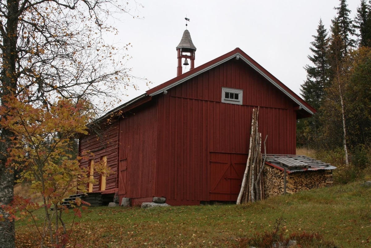 Høyreist klokketårn midt på stabburet. I god stand. Tårnet har sveitserstildetaljer og er tekket med tre. Tårnet ble bygget helt nytt i 1998 og inspirasjonen ble hentet fra Sørlien og Sørhaugen. Om det tidligere var klokke og klokketårn på gården vites ikke. 
I dag blir klokken brukt i forbindelse med pinse.