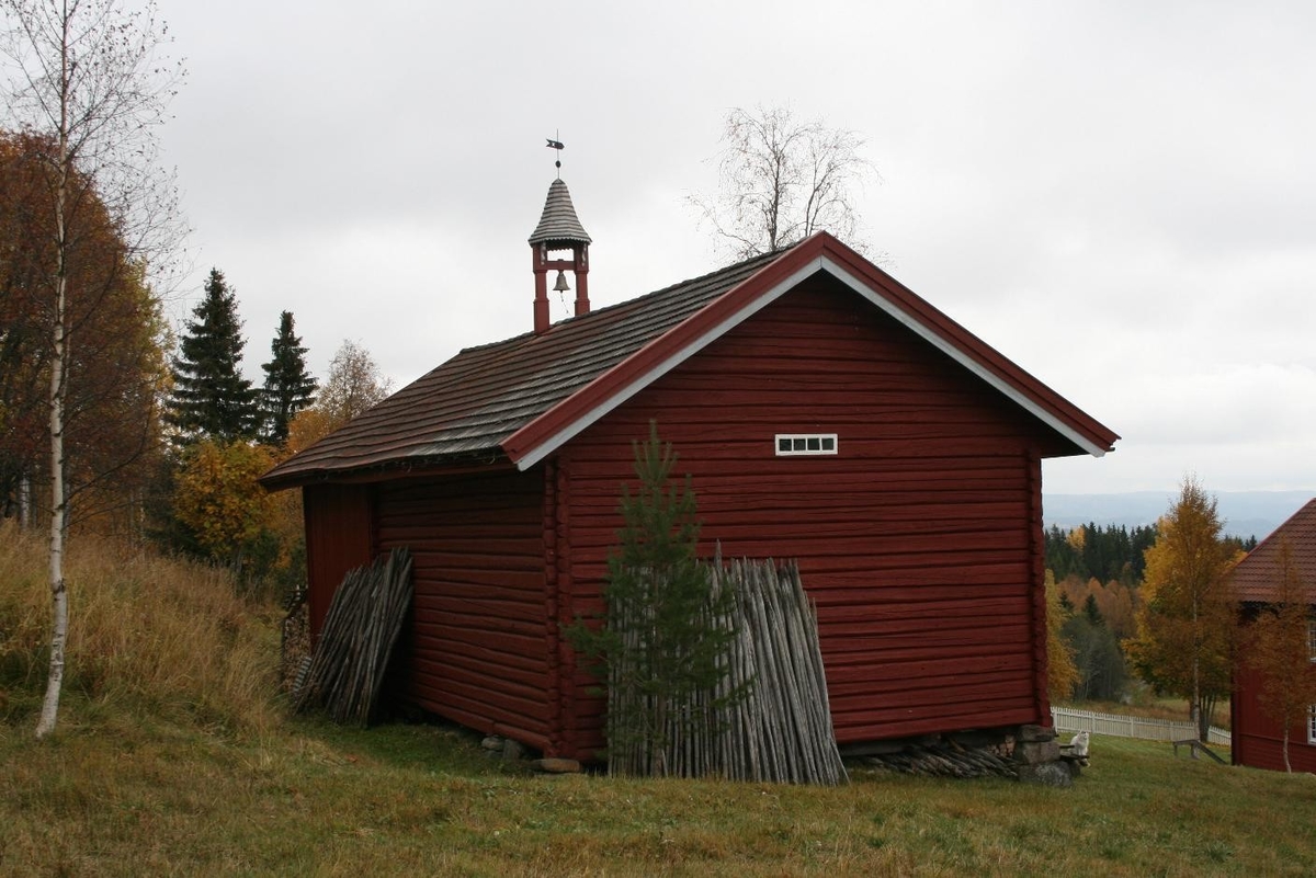 Høyreist klokketårn midt på stabburet. I god stand. Tårnet har sveitserstildetaljer og er tekket med tre. Tårnet ble bygget helt nytt i 1998 og inspirasjonen ble hentet fra Sørlien og Sørhaugen. Om det tidligere var klokke og klokketårn på gården vites ikke. 
I dag blir klokken brukt i forbindelse med pinse.