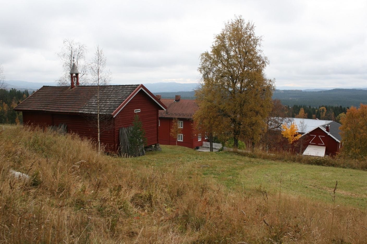 Høyreist klokketårn midt på stabburet. I god stand. Tårnet har sveitserstildetaljer og er tekket med tre. Tårnet ble bygget helt nytt i 1998 og inspirasjonen ble hentet fra Sørlien og Sørhaugen. Om det tidligere var klokke og klokketårn på gården vites ikke. 
I dag blir klokken brukt i forbindelse med pinse.