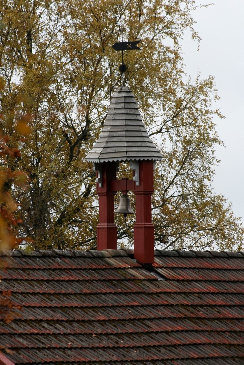 Høyreist klokketårn midt på stabburet. I god stand. Tårnet har sveitserstildetaljer og er tekket med tre. Tårnet ble bygget helt nytt i 1998 og inspirasjonen ble hentet fra Sørlien og Sørhaugen. Om det tidligere var klokke og klokketårn på gården vites ikke. 
I dag blir klokken brukt i forbindelse med pinse.
