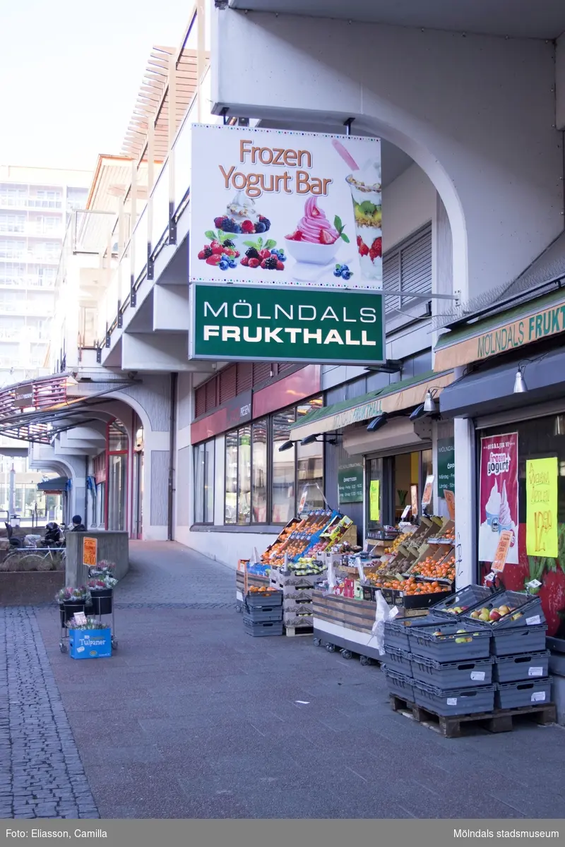 Brogatan västerut, år 2015. Bild 1-2: butiker på båda sidor. Bild 3: höghuset på Storgatan 32A. Dokumentation av platsen innan rivning och nybyggnation.