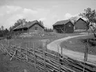 Vy över den äldre bebyggelsen vid hemmanet Segerbo i Rönö. Dokumenterad av Östergötlands museum 1945. Vid tiden för bilden ägdes gården av hemmansägare Anders Gustaf Johansson och dennes maka Anna Johansdotter. Vidare kom gården att förvärvas av Rönö hembygdsförening.