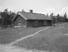 Den äldre mangården vid hemmanet Segerbo i Rönö. Dokumenterad av Östergötlands museum 1945. Vid tiden för bilden ägdes gården av hemmansägare Anders Gustaf Johansson och dennes maka Anna Johansdotter. Vidare kom byggnaden att förvärvas av Rönö hembygdsförening.