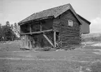 Ålderdomlig loftbod vid hemmanet Segerbo i Rönö. Dokumenterad av Östergötlands museum 1945. Vid tiden för bilden ägdes gården av hemmansägare Anders Gustaf Johansson och dennes maka Anna Johansdotter. Vidare kom byggnaden att förvärvas av Rönö hembygdsförening.