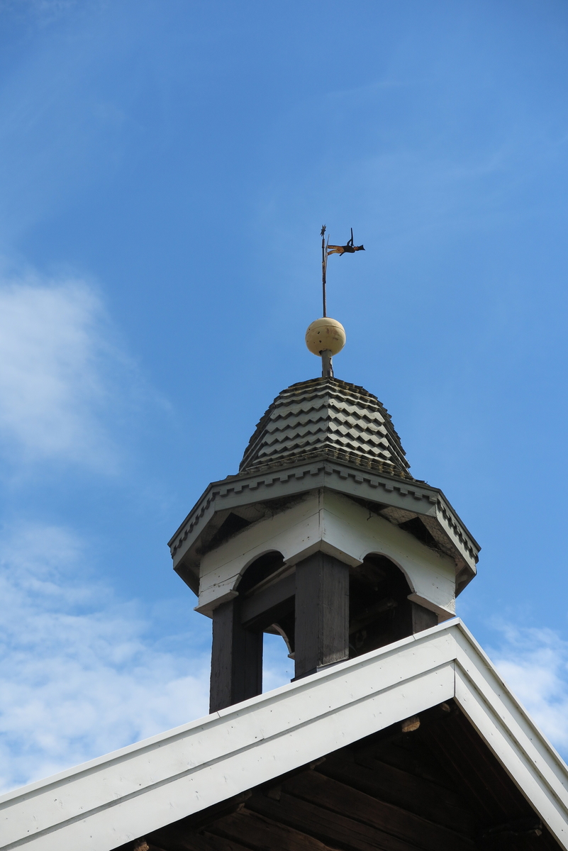 Klokketårn i empire-/klassisisme-stil med hjelmtak tekt med tre. Klokketårnet står på stabburet, og er god stand. Stabburet ble flyttet innad på tunet og restaurert ca. 2010. Værhanen har initialene «CW» og årstallet 1841 påskrevet. CW står for Christian Wold. 1841 er mulig byggeår for stabburet. Værhanen er utsmykket med en soldat. Tårnet er sannsynligvis bygget av en lokal snekker.