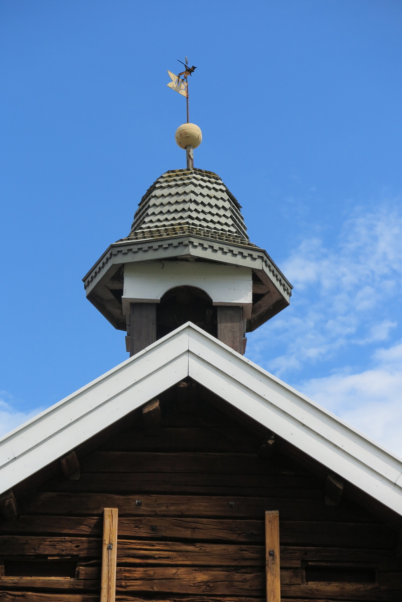 Klokketårn i empire-/klassisisme-stil med hjelmtak tekt med tre. Klokketårnet står på stabburet, og er god stand. Stabburet ble flyttet innad på tunet og restaurert ca. 2010. Værhanen har initialene «CW» og årstallet 1841 påskrevet. CW står for Christian Wold. 1841 er mulig byggeår for stabburet. Værhanen er utsmykket med en soldat. Tårnet er sannsynligvis bygget av en lokal snekker.