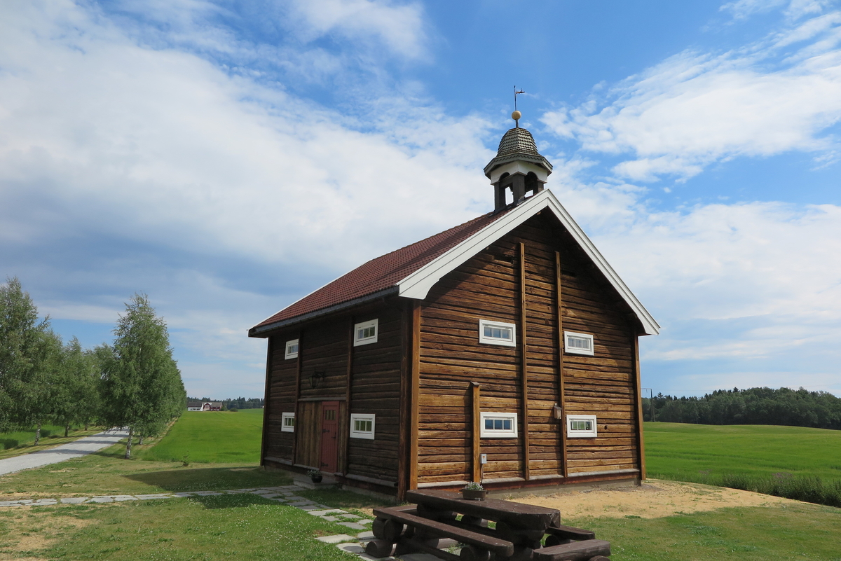 Klokketårn i empire-/klassisisme-stil med hjelmtak tekt med tre. Klokketårnet står på stabburet, og er god stand. Stabburet ble flyttet innad på tunet og restaurert ca. 2010. Værhanen har initialene «CW» og årstallet 1841 påskrevet. CW står for Christian Wold. 1841 er mulig byggeår for stabburet. Værhanen er utsmykket med en soldat. Tårnet er sannsynligvis bygget av en lokal snekker.