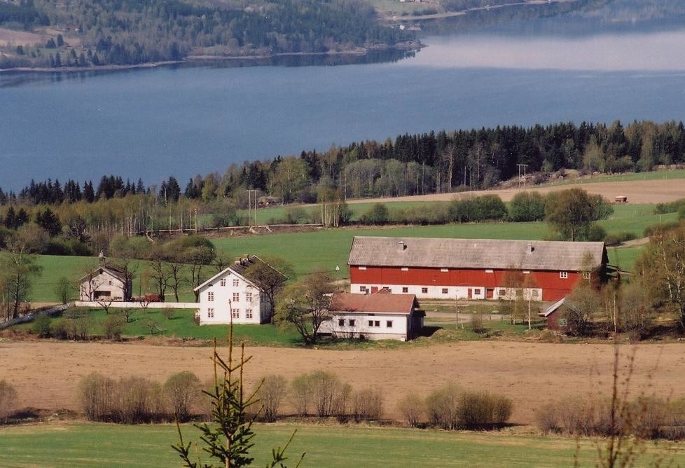 Klokketårnet på Sæther har sveitserstildetaljer og hjelmformet tak. Det står på stabburet, og er ikke blitt byttet ut etter at det ble bygget. Tårnet er i god stand. Værhanen ble skutt i stykker i april 1940, og har sju kulehull. Selve klokken har påskriften «STØT AF H SVENSKERUD PAA THOTEN AAR 1887». Klokken ble brukt som matklokke frem til 1958. I dag brukes den i høytider og ved selskap. Folket på gården forteller følgende historie om klokketårnet: «Sæther gård hadde på femtitallet en hest som het Brona. Når matklokken ringte, stoppet hesten med én gang. Det var helt umulig å få hesten til å gå en eneste meter før den ble spent ifra for pause. Om plogen stod midt på jordet, var det bare å begynne påny der de stoppet før klokken ringte». Tårnet er synlig på bilde nr. 0412-04325, 0412-04327 og 0412-02686 i Digitalt museum (Domkirkeodden).