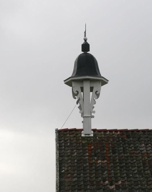Klokketårnet på Sæther har sveitserstildetaljer og hjelmformet tak. Det står på stabburet, og er ikke blitt byttet ut etter at det ble bygget. Tårnet er i god stand. Værhanen ble skutt i stykker i april 1940, og har sju kulehull. Selve klokken har påskriften «STØT AF H SVENSKERUD PAA THOTEN AAR 1887». Klokken ble brukt som matklokke frem til 1958. I dag brukes den i høytider og ved selskap. Folket på gården forteller følgende historie om klokketårnet: «Sæther gård hadde på femtitallet en hest som het Brona. Når matklokken ringte, stoppet hesten med én gang. Det var helt umulig å få hesten til å gå en eneste meter før den ble spent ifra for pause. Om plogen stod midt på jordet, var det bare å begynne påny der de stoppet før klokken ringte». Tårnet er synlig på bilde nr. 0412-04325, 0412-04327 og 0412-02686 i Digitalt museum (Domkirkeodden).