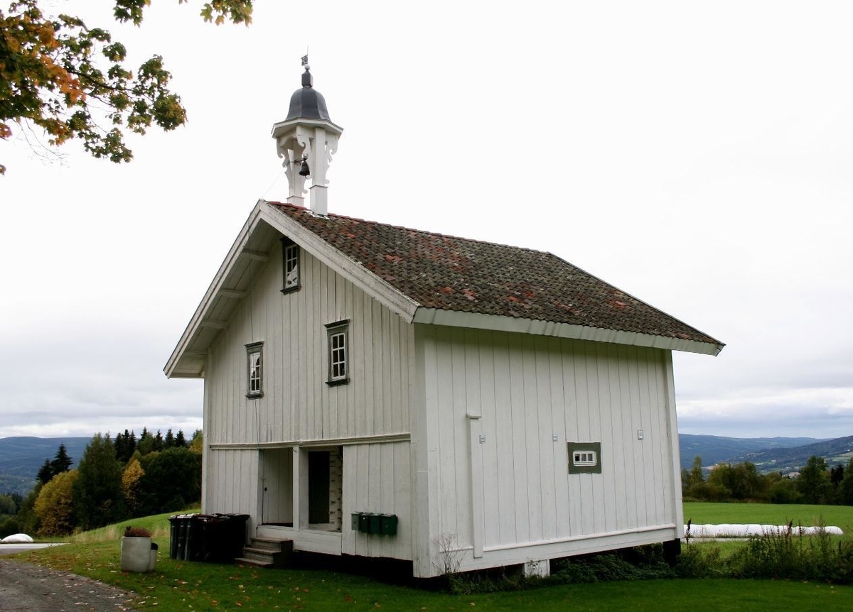 Klokketårnet på Sæther har sveitserstildetaljer og hjelmformet tak. Det står på stabburet, og er ikke blitt byttet ut etter at det ble bygget. Tårnet er i god stand. Værhanen ble skutt i stykker i april 1940, og har sju kulehull. Selve klokken har påskriften «STØT AF H SVENSKERUD PAA THOTEN AAR 1887». Klokken ble brukt som matklokke frem til 1958. I dag brukes den i høytider og ved selskap. Folket på gården forteller følgende historie om klokketårnet: «Sæther gård hadde på femtitallet en hest som het Brona. Når matklokken ringte, stoppet hesten med én gang. Det var helt umulig å få hesten til å gå en eneste meter før den ble spent ifra for pause. Om plogen stod midt på jordet, var det bare å begynne påny der de stoppet før klokken ringte». Tårnet er synlig på bilde nr. 0412-04325, 0412-04327 og 0412-02686 i Digitalt museum (Domkirkeodden).