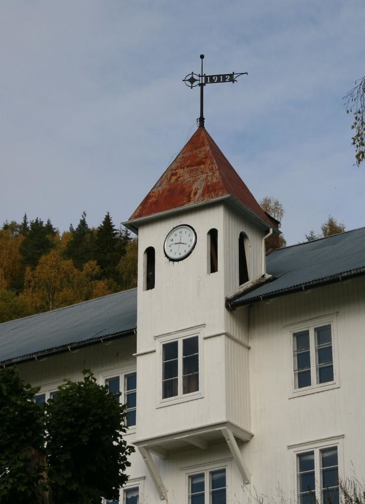 Klokketårnet på Berg Store (Nordberg) har telttak. Det står på et bolighus på tunet. Dette bolighuset er bygget i 1912. Trolig er dette bygget den drengestuen som boken Slekter og gårder i Brøttum sogn (1965, s. 38) referer til. Klokketårnet har både urverk med tallskive og matklokke. Tårnet er i god stand, og er ikke blitt forandret. Værhanen har årstallet 1912 påskrevet. Dette året ble bygningen som tårnet står på, satt opp. Klokken har følgende inskripsjon: «Bekostet af Marthinus og Agnethe Berg Aar 1841». Klokken er 34 cm høy. Diameteren er 45 cm. 
Et bilde fra 1876 viser et annet klokketårn på gården. Dette stod på en bygning som i dag må være revet eller flyttet. Tårnet hadde hjelmformet eller buet telttak. Kanskje kan det være bygd i 1841, ettersom klokken i det nye tårnet er laget dette året.