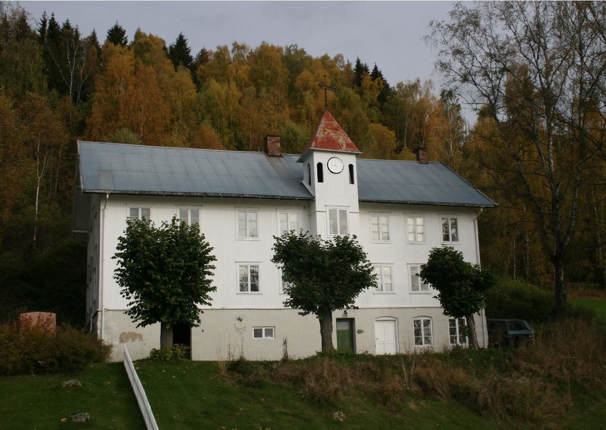 Klokketårnet på Berg Store (Nordberg) har telttak. Det står på et bolighus på tunet. Dette bolighuset er bygget i 1912. Trolig er dette bygget den drengestuen som boken Slekter og gårder i Brøttum sogn (1965, s. 38) referer til. Klokketårnet har både urverk med tallskive og matklokke. Tårnet er i god stand, og er ikke blitt forandret. Værhanen har årstallet 1912 påskrevet. Dette året ble bygningen som tårnet står på, satt opp. Klokken har følgende inskripsjon: «Bekostet af Marthinus og Agnethe Berg Aar 1841». Klokken er 34 cm høy. Diameteren er 45 cm. 
Et bilde fra 1876 viser et annet klokketårn på gården. Dette stod på en bygning som i dag må være revet eller flyttet. Tårnet hadde hjelmformet eller buet telttak. Kanskje kan det være bygd i 1841, ettersom klokken i det nye tårnet er laget dette året.