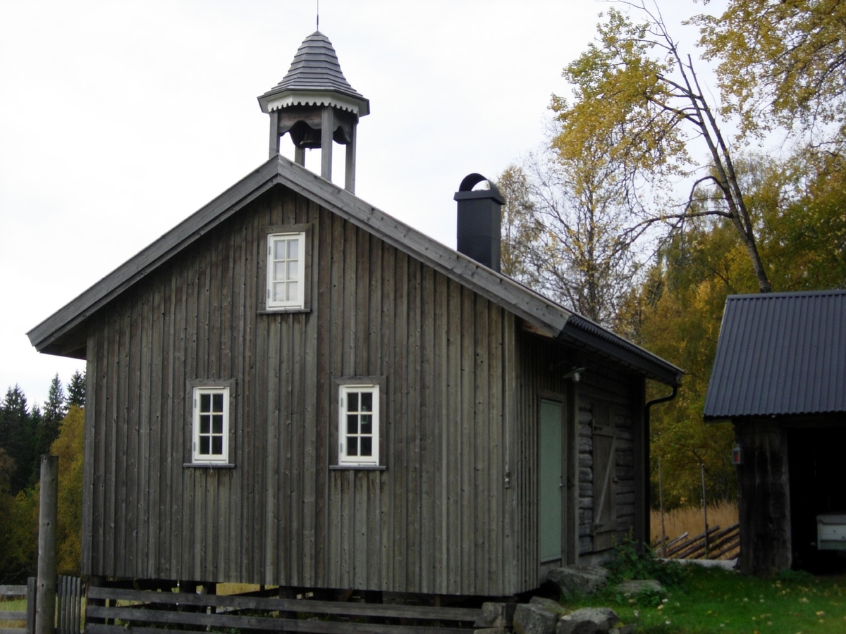 Klokketårnet på Myta har hjelmformet tak tekt med tre. Det ble bygget i 2011, og er god stand. Arbeidet ble gjort av Jan Erik Fauskerud. Klokken er utsmykket med logoen til OL på Lillehammer i 1994. Tårnet har en vimpelformet værhane.