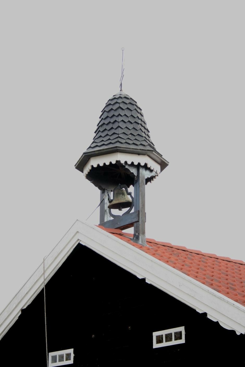 På Kulperud står klokketårnet på stabbuert, høyt og fritt. Dagens klokketårn ble bygget i 2003 da stabburet ble flyttet. På værhanen står det 1874. Om dette er året da selve stabburet eller det gamle tårnet ble bygget vites ikke. Nåværende klokketårn er tekket med spon og har kobberbeslag. Det hjelmformede taket har i utgangspunktet et klassisistisk uttrykk, men med innslag av Sveitserstil. På klokka står innskripsjonene «The Goulds MFG CO – Seneca falls N.Y». 
Om lyden på klokka ble det sagt at fungerte som værvarsel for de omliggende gårdene; var det sønnavær, var det uttrykk for regn, mens nordavær ga håp om høytørk.
Av gamle bilder kan det se ut som det tidligere tårnet var av en enklere art med saltak.