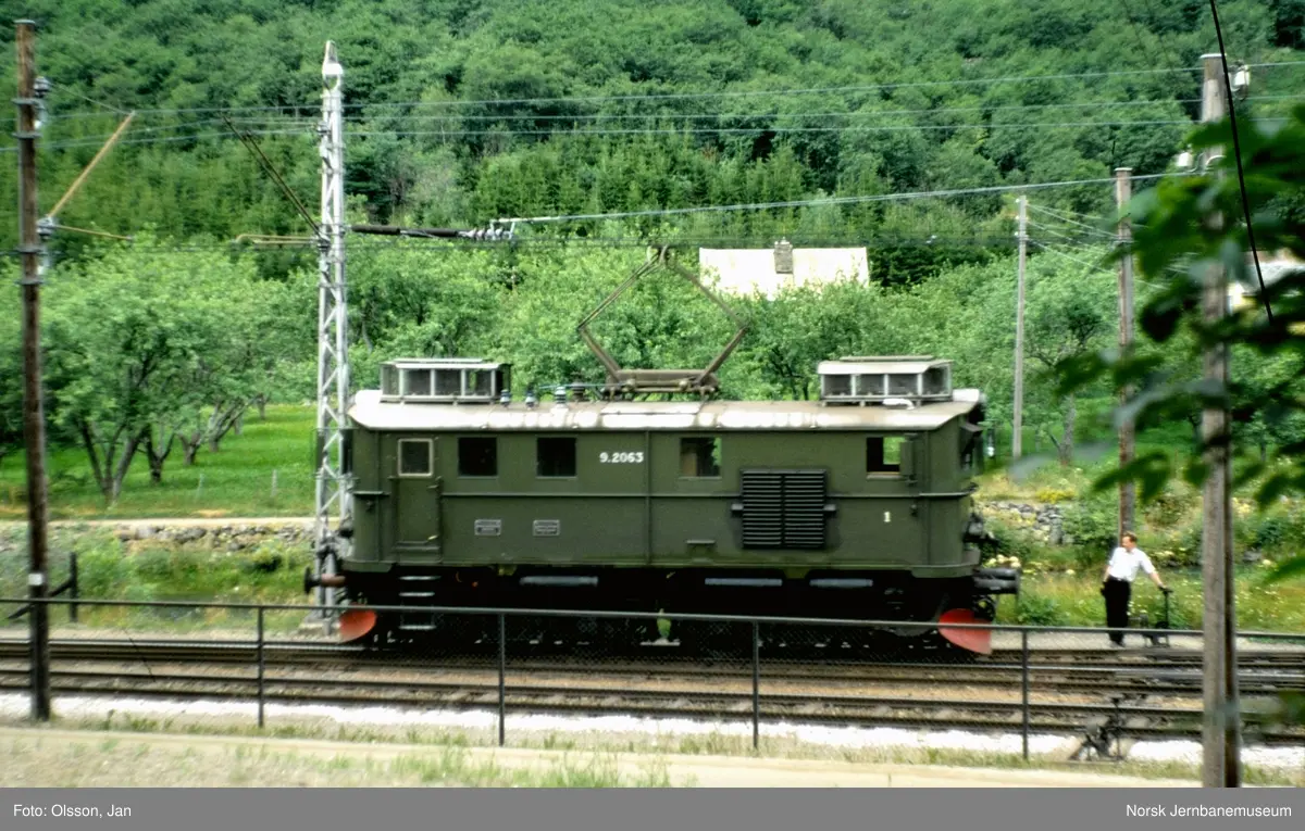 Elektrisk lokomotiv type El 9 nr. 2063 på Flåm stasjon. -Norsk ...