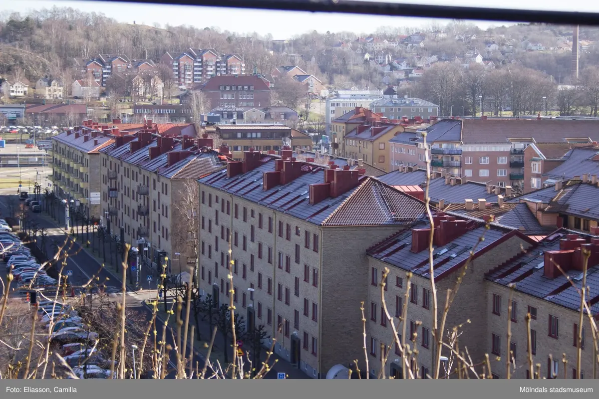 Vy från Fässbergs kyrka österut mot Tempelgatan, år 2015. Bild 1-2: lägenheter utmed Tempelgatan. I fonden från vänster ser man det röda flerbostadsområdet Silverskatten, Kvarnbyskolan, Papyrusskorstenen samt Mölndals Kvarnby. Bild 3: från vänster Knarrhögsgatan, Stadshusparken och Tempelgatan. Bild 4: Knarrhögsgatan och Stadshusparken. Dokumentation av platsen innan rivning och nybyggnation.