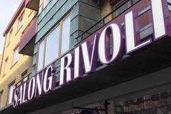 Fastigheter på Brogatan, år 2015. Bild 1: Salong Rivoli, Bro