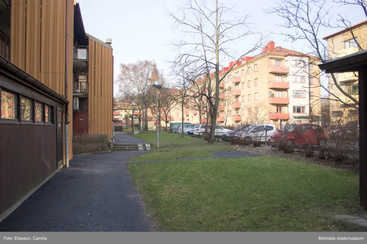 Innergård mellan Bergmansgatan och Tempelgatan, år 2015. Bild 6: innergård bakom Bergmansgatan. Bild 7: innergård bakom Tempelgatan. Dokumentation av platsen innan rivning och nybyggnation.