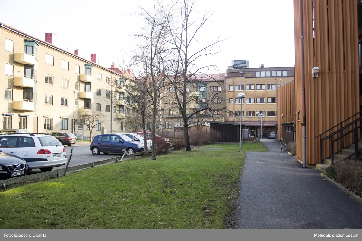 Innergård mellan Bergmansgatan och Tempelgatan, år 2015. Bild 6: innergård bakom Bergmansgatan. Bild 7: innergård bakom Tempelgatan. Dokumentation av platsen innan rivning och nybyggnation.