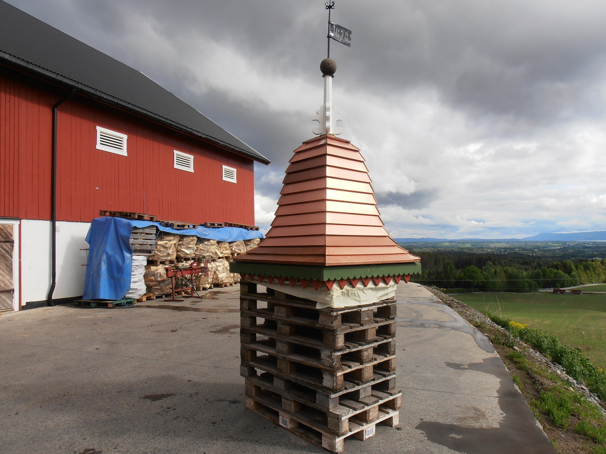 Dagens klokketårn står plassert på låven, etter en rivning av stabburet på gården. Det forrige tårnet kunne dateres til 1878. Klokketårnet har et telttak med svung, noe som understreker den ellers elegante formen på tårnet. Da stabbur og det gamle klokketårnet ble revet ble far til dagens eier brukt som mal for å vise dimensjonene på tårnet. Bildene viser et stort tårn hvor bare taket er på rundt 180 cm. 
Stilen til tårnet er en ren sveitserstil med helling mot empire. Som en avsluttende kant nedenfor takkanten er det laget en bord med dekor. Dagens tårn er tekket i kobber i vannrette striper, noe som gir inntrykk av å være trespon. 
Matklokka på gården kan dateres til 1816, at det derfor har vært et tårn tidligere er derfor grunn til å tro. På gården har klokka i stor grad blitt benyttet som matklokke, men også til å varsle om ulykker. Den blir også brukt hver Pinse, en lang tradisjon på gården. 
Tårnets konstruksjon er hvit, med grønn og rød dekor.