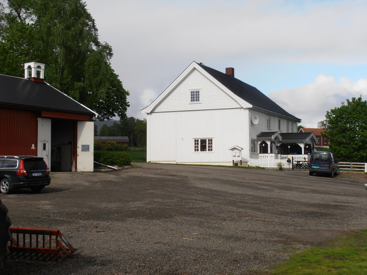 Dagens klokketårn står plassert på låven, etter en rivning av stabburet på gården. Det forrige tårnet kunne dateres til 1878. Klokketårnet har et telttak med svung, noe som understreker den ellers elegante formen på tårnet. Da stabbur og det gamle klokketårnet ble revet ble far til dagens eier brukt som mal for å vise dimensjonene på tårnet. Bildene viser et stort tårn hvor bare taket er på rundt 180 cm. 
Stilen til tårnet er en ren sveitserstil med helling mot empire. Som en avsluttende kant nedenfor takkanten er det laget en bord med dekor. Dagens tårn er tekket i kobber i vannrette striper, noe som gir inntrykk av å være trespon. 
Matklokka på gården kan dateres til 1816, at det derfor har vært et tårn tidligere er derfor grunn til å tro. På gården har klokka i stor grad blitt benyttet som matklokke, men også til å varsle om ulykker. Den blir også brukt hver Pinse, en lang tradisjon på gården. 
Tårnets konstruksjon er hvit, med grønn og rød dekor.