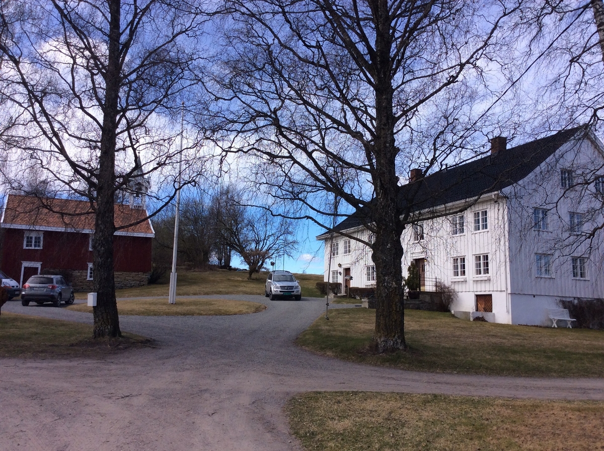 Klokketårnet på Dæli er et stort og forseggjort tårn i rik sveitserstil, som troner høyt over tunet. Plasseringen er drengestuen. Tårnet har et kryssformet saltak med kjegleformet midtparti med rik sveitserstildekor både på tak, møne og konstruksjon. 
Hele tårnet er malt hvitt, med skifertak, og forteller om velstand. Det er ingen årstall eller inskripsjoner på tårnet, men riksløven preger værhanen. På  Dæli ble klokken i all hovedsak brukt som matklokke, men også for å varsle ulykker og brann. 
Tårnet er i god stand, og forteller om god vedlikehold.