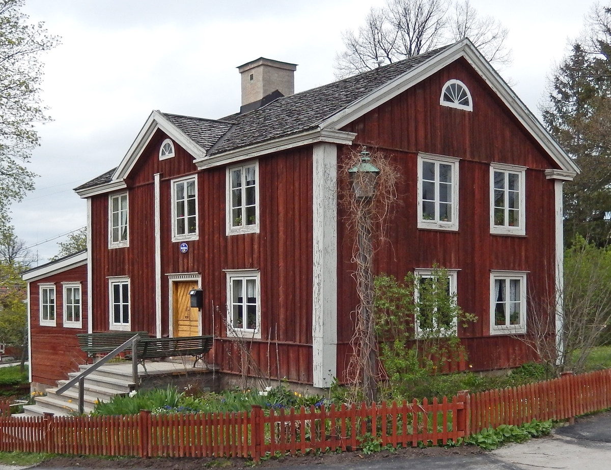 Posthuset är knuttimrat i två våningar och, med undantag av tillbyggnaden, klätt med locklistpanel. Fasaden är målad med röd slamfärg. Knutarna är inklädda med ljust målade brädor. Byggnaden har sadeltak belagt med takspån. Trappan är rekonstruerad på Skansen med utgångspunkt i ett äldre fotografi från ursprunglig plats. På baksidan finns en köksingång.
Posthuset flyttades till Skansen 1962 från Virserums samhälle i Småland.