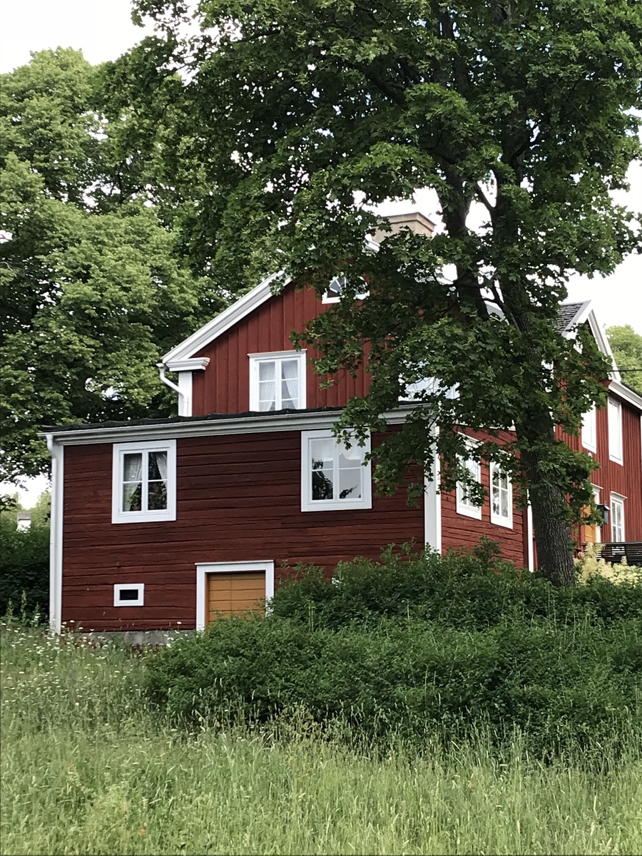 Posthuset är knuttimrat i två våningar och, med undantag av tillbyggnaden, klätt med locklistpanel. Fasaden är målad med röd slamfärg. Knutarna är inklädda med ljust målade brädor. Byggnaden har sadeltak belagt med takspån. Trappan är rekonstruerad på Skansen med utgångspunkt i ett äldre fotografi från ursprunglig plats. På baksidan finns en köksingång.
Posthuset flyttades till Skansen 1962 från Virserums samhälle i Småland.