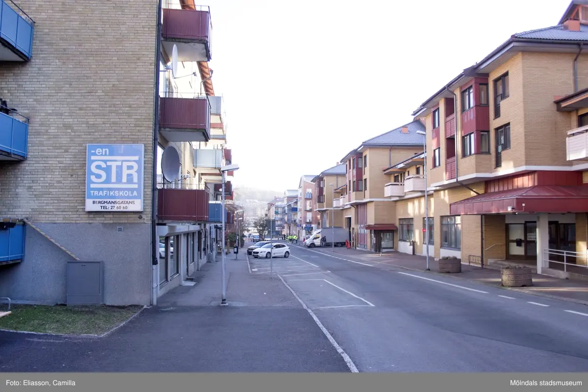 Bergmansgatan västerut, år 2015. Bild 1: fastigheten Gråsejen 6 (1), Bergmansgatan. Hörnet mot Storgatan samt en busskur. Bild 2-4: till vänster Gråsejen 6 (1), till höger Hajen 2. Bild 5: Bergmansgatan 22-20. Bild 6: Mölndals Låsservice på Bergmansgatan 22. Bild 7: Café Kaffebubblan på Bergmansgatan 18. Dokumentation av platsen innan rivning och nybyggnation.