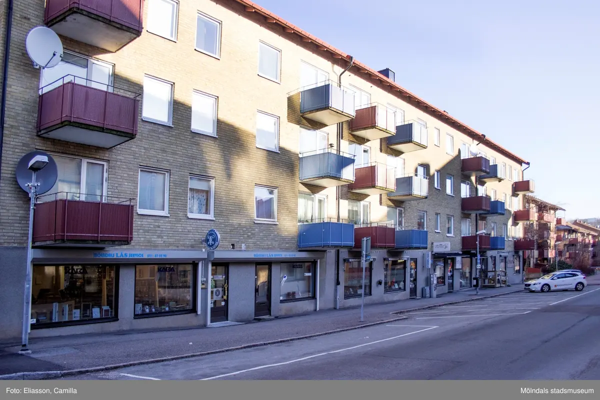 Bergmansgatan västerut, år 2015. Bild 1: fastigheten Gråsejen 6 (1), Bergmansgatan. Hörnet mot Storgatan samt en busskur. Bild 2-4: till vänster Gråsejen 6 (1), till höger Hajen 2. Bild 5: Bergmansgatan 22-20. Bild 6: Mölndals Låsservice på Bergmansgatan 22. Bild 7: Café Kaffebubblan på Bergmansgatan 18. Dokumentation av platsen innan rivning och nybyggnation.
